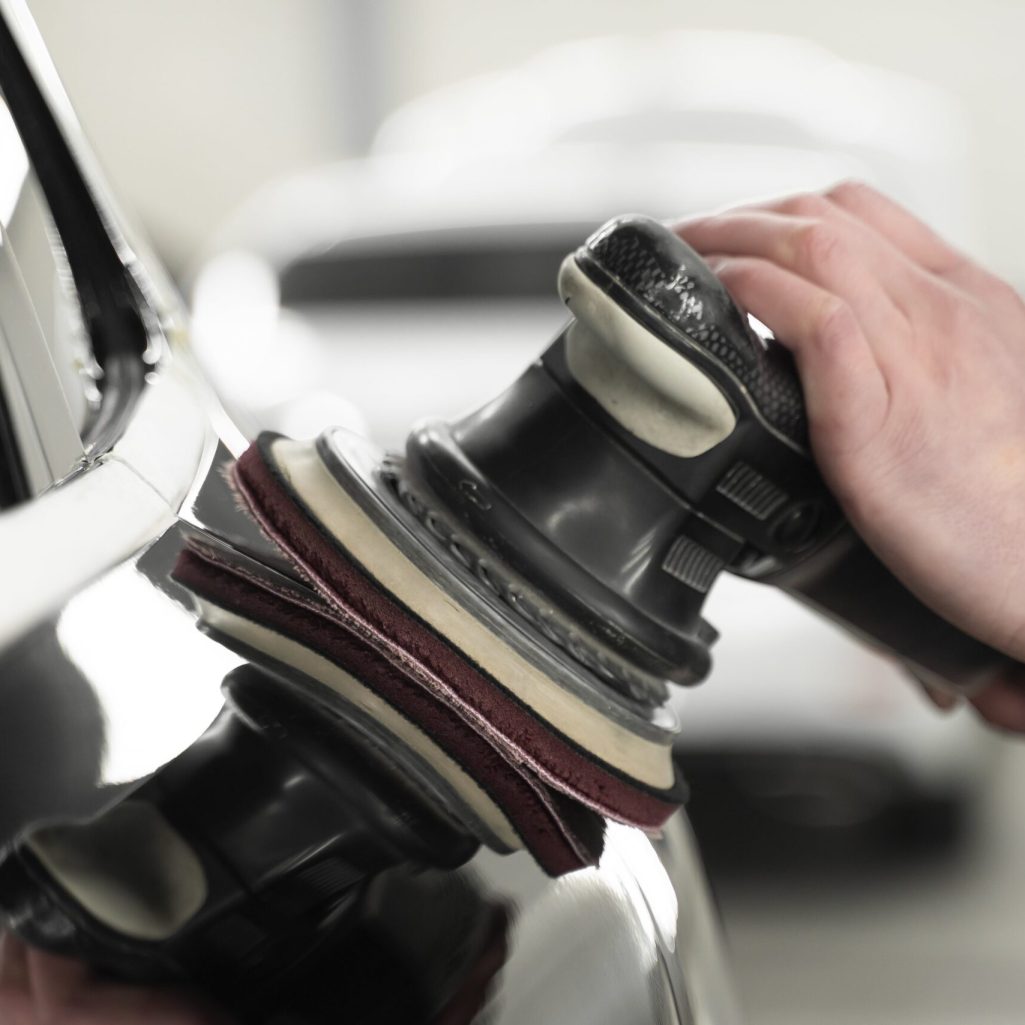 close-no-processo-de-cuidado-carro (1)-min